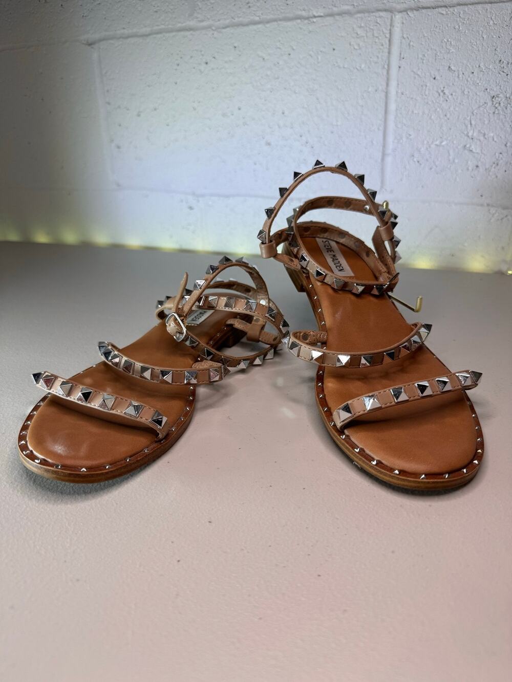 Steve Madden Daft Women’s 8.5 Tan Studded Gladiator Flat Sandals Silver